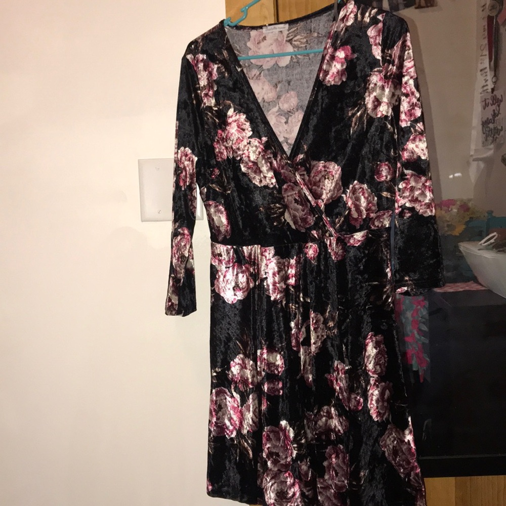 Long sleeve velvet dress with pink flowers